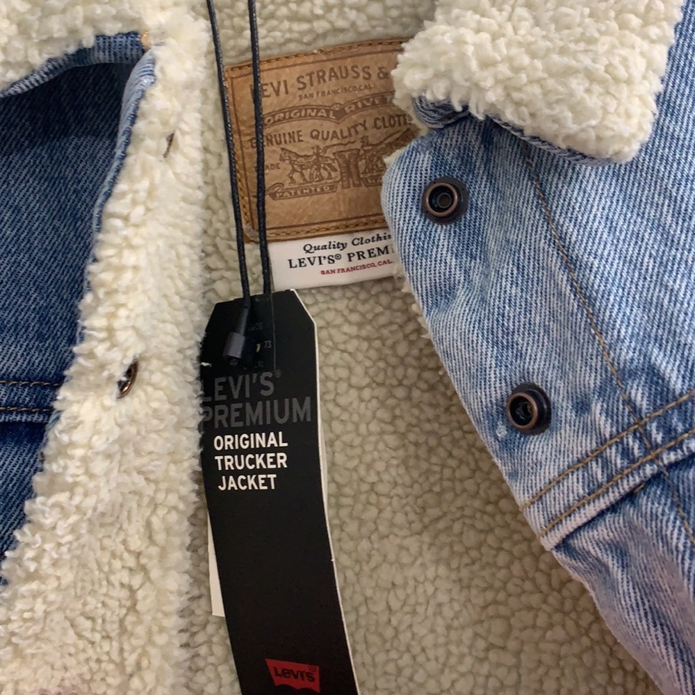 LEVI'S Women's Original Sherpa Trucker Jean Jacket - Picture 6 of 8